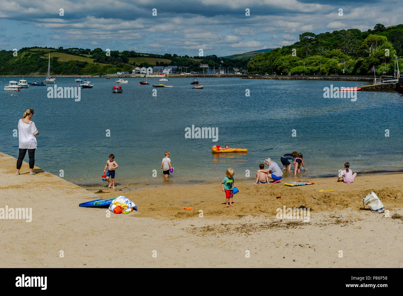 Bantry, Ireland. 9th July, 2018. Holiday makers enjoy the sun on Bantry beach earlier today. The heatwave is set to continue for the next week with temperatures hovering around the mid to high 20° Celsius mark. Credit: Andy Gibson/Alamy Live News. Stock Photo