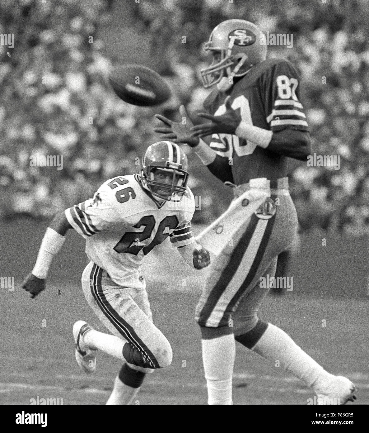 San Francisco, California, USA. 23rd Nov, 1986. San Francisco 49ers vs. Atlanta Falcons at Candlestick Park Sunday, November 23, 1986. 49ers Beat Falcons 20-0. San Francisco 49ers Wide Receiver Jerry Rice (80) catches Pass. Credit: Al Golub/ZUMA Wire/Alamy Live News Stock Photo