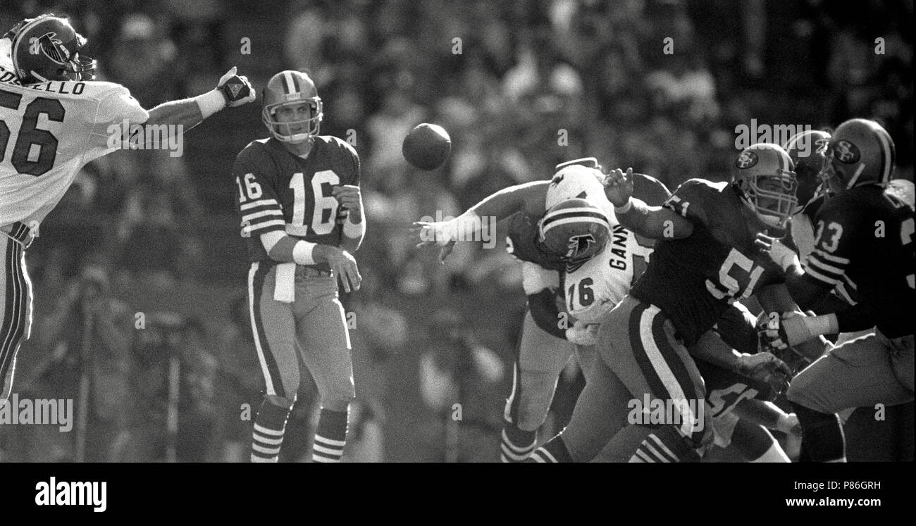 San Francisco, California, USA. 23rd Nov, 1986. San Francisco 49ers vs. Atlanta Falcons at Candlestick Park Sunday, November 23, 1986. 49ers Beat Falcons 20-0. San Francisco Quarterback Joe Montana (16) passes between Falcon defense. Credit: Al Golub/ZUMA Wire/Alamy Live News Stock Photo