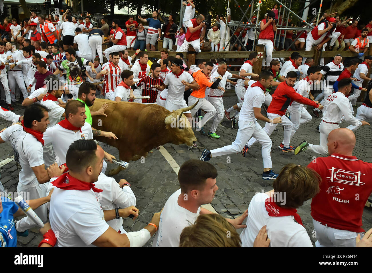 Participants run ahead of Fuente Ymbro´s fighting bulls on the fourth day  of the San Fermin bull run festival in Pamplona, Spain on July 10, 2018.  Cuarto encierro en las Fiestas de