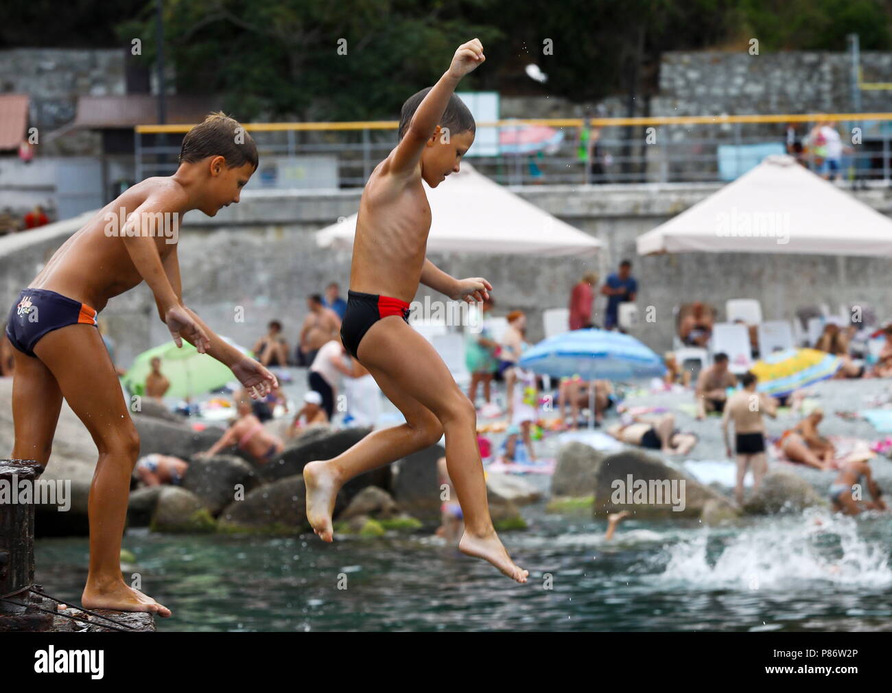 Russia. 09th July, 2018. CRIMEA, RUSSIA - JULY 9, 2018: Boys jump into the  Black Sea. Sergei Malgavko/TASS Credit: ITAR-TASS News Agency/Alamy Live  News Stock Photo - Alamy