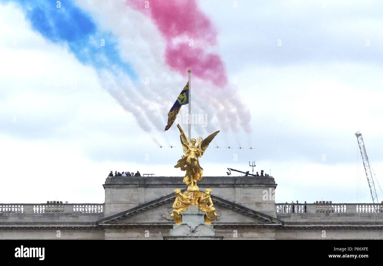 London.UK.10th July 2018. Thousands of people gathered outside Buckingham Palace to watch a flypast of aircraft to mark the centenary of the Royal Air Force. The Red Arrows fly over Buckingham Palace© Brian Minkoff/Alamy Live News Stock Photo