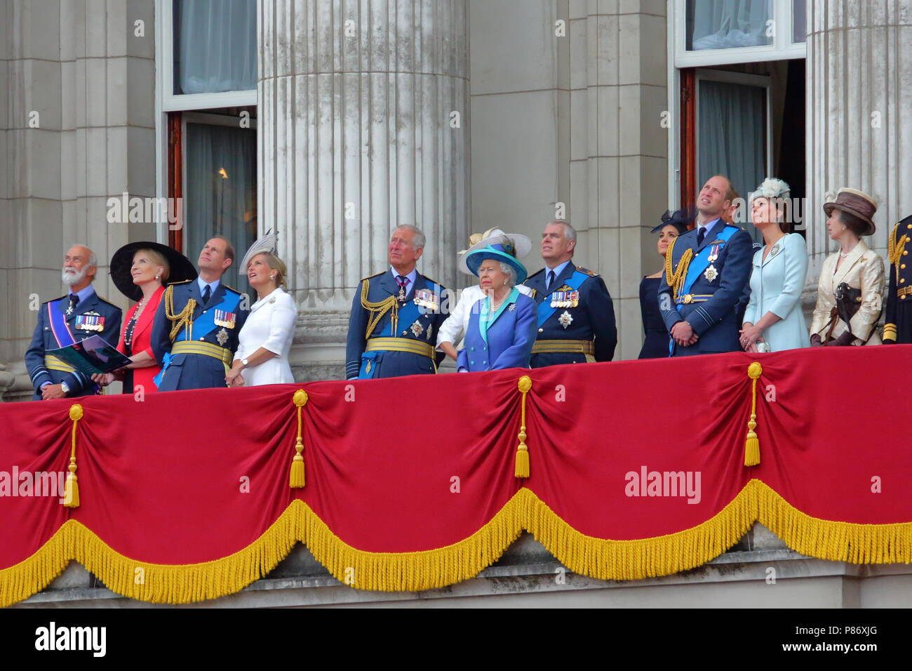 London, UK. 10th July 2018. The Royal Family watches the spectacular flypast of 100 aircraft from all aviation periods to mark 100 years of the Royal Air Force from the balcony of Buckingham Palace. Credit: Uwe Deffner/Alamy Live News Stock Photo