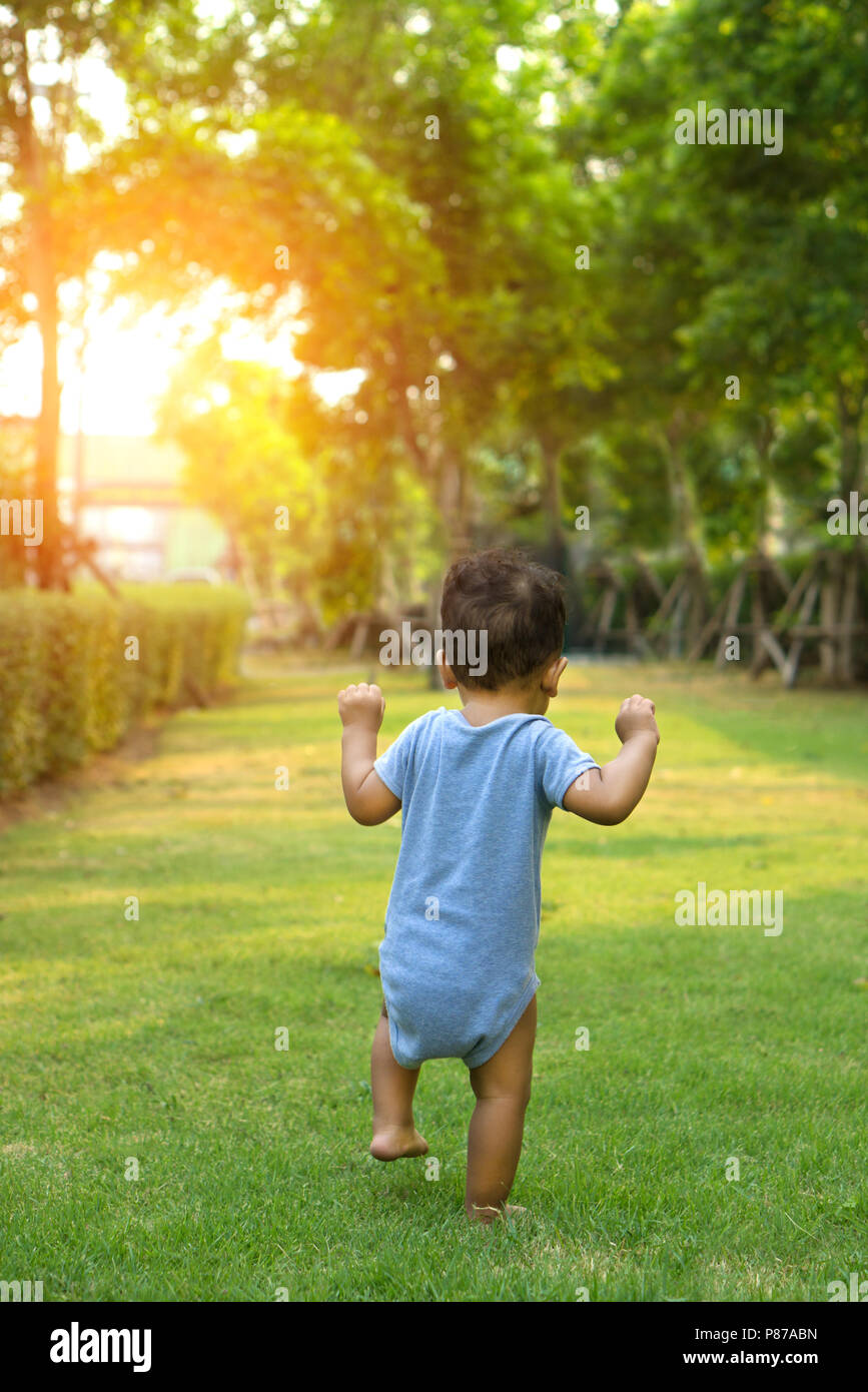 when a baby boy should start walking