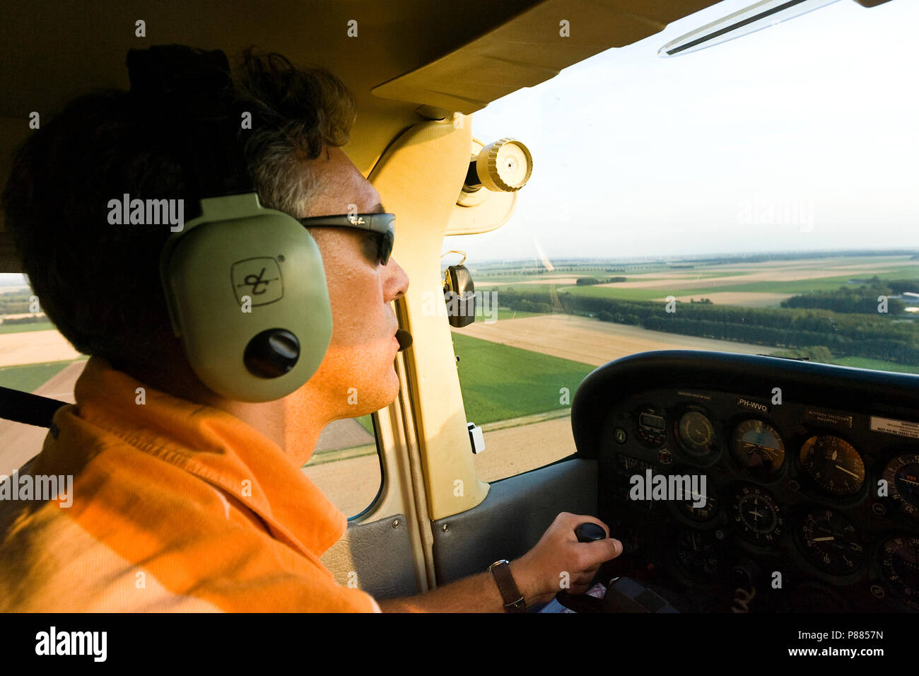 Mannelijke piloot in vliegtuig; Male pilot in plane Stock Photo