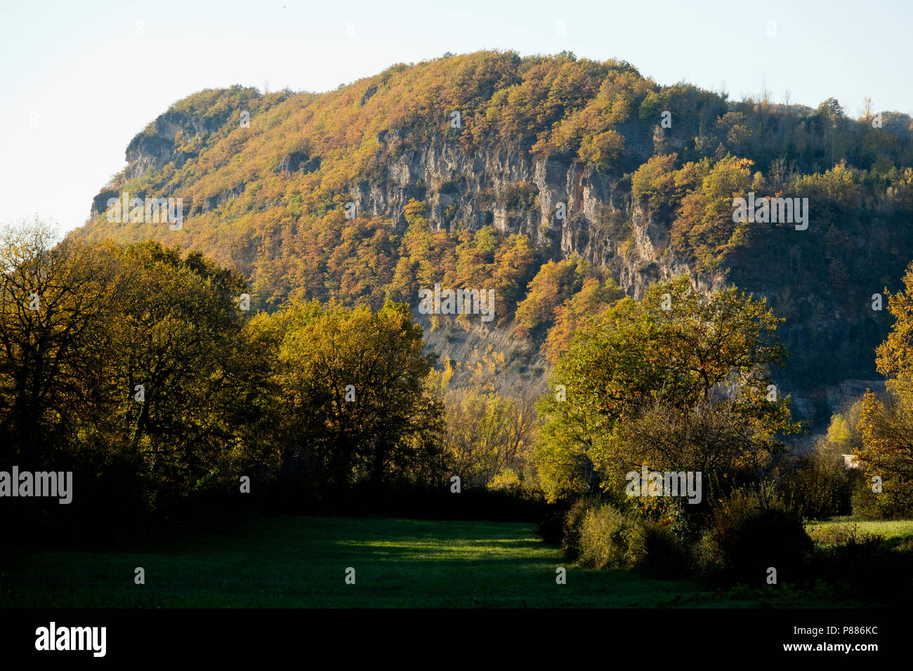 The cliffs at Lexos, a hamlet forming part of the commune of Varen, Tarn et Garonne, Occitanie, France, in the Ayeyron valley. Stock Photo