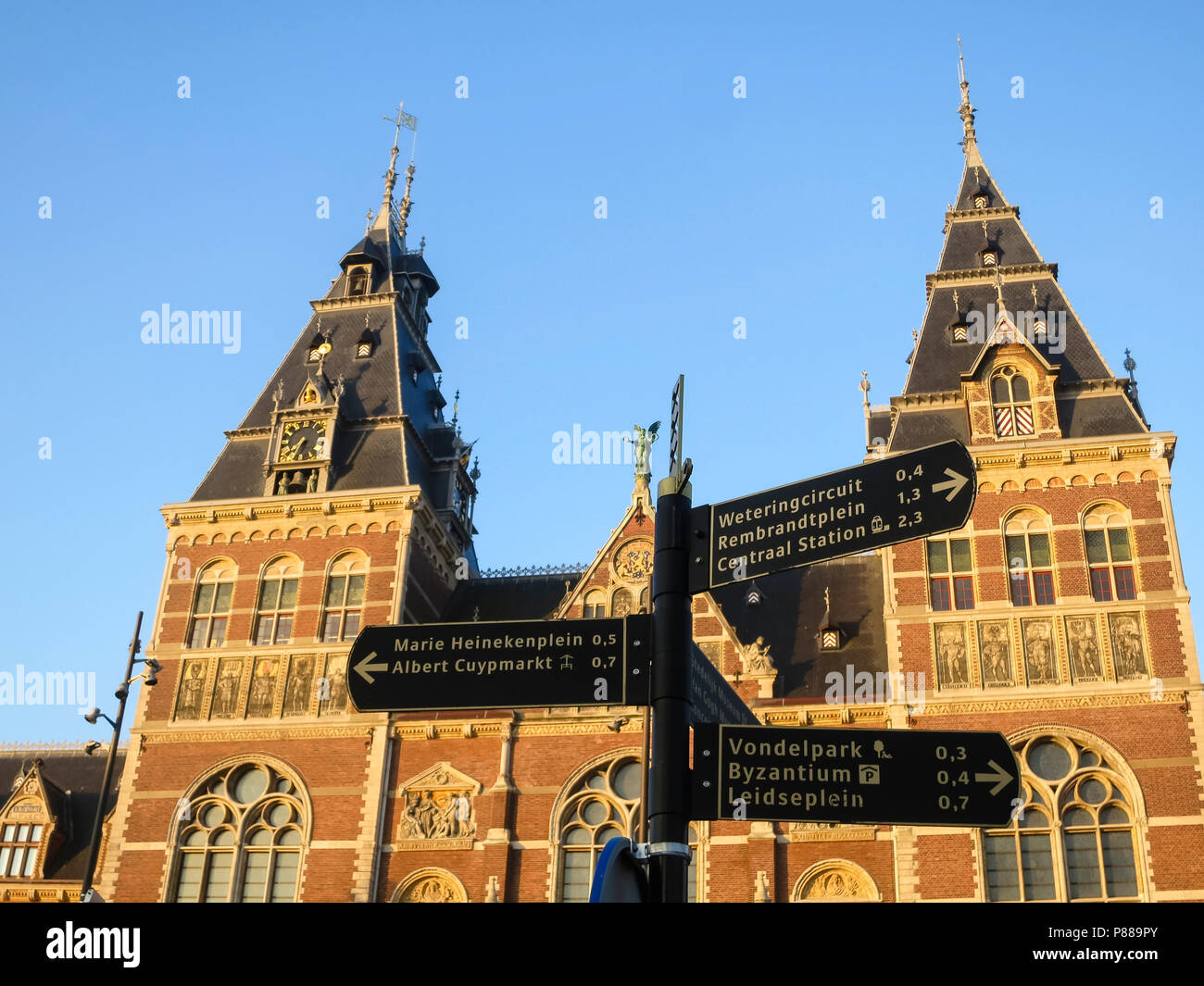 Rijksmuseum in gouden ochtendlicht; Rijksmuseum in golden morning light Stock Photo