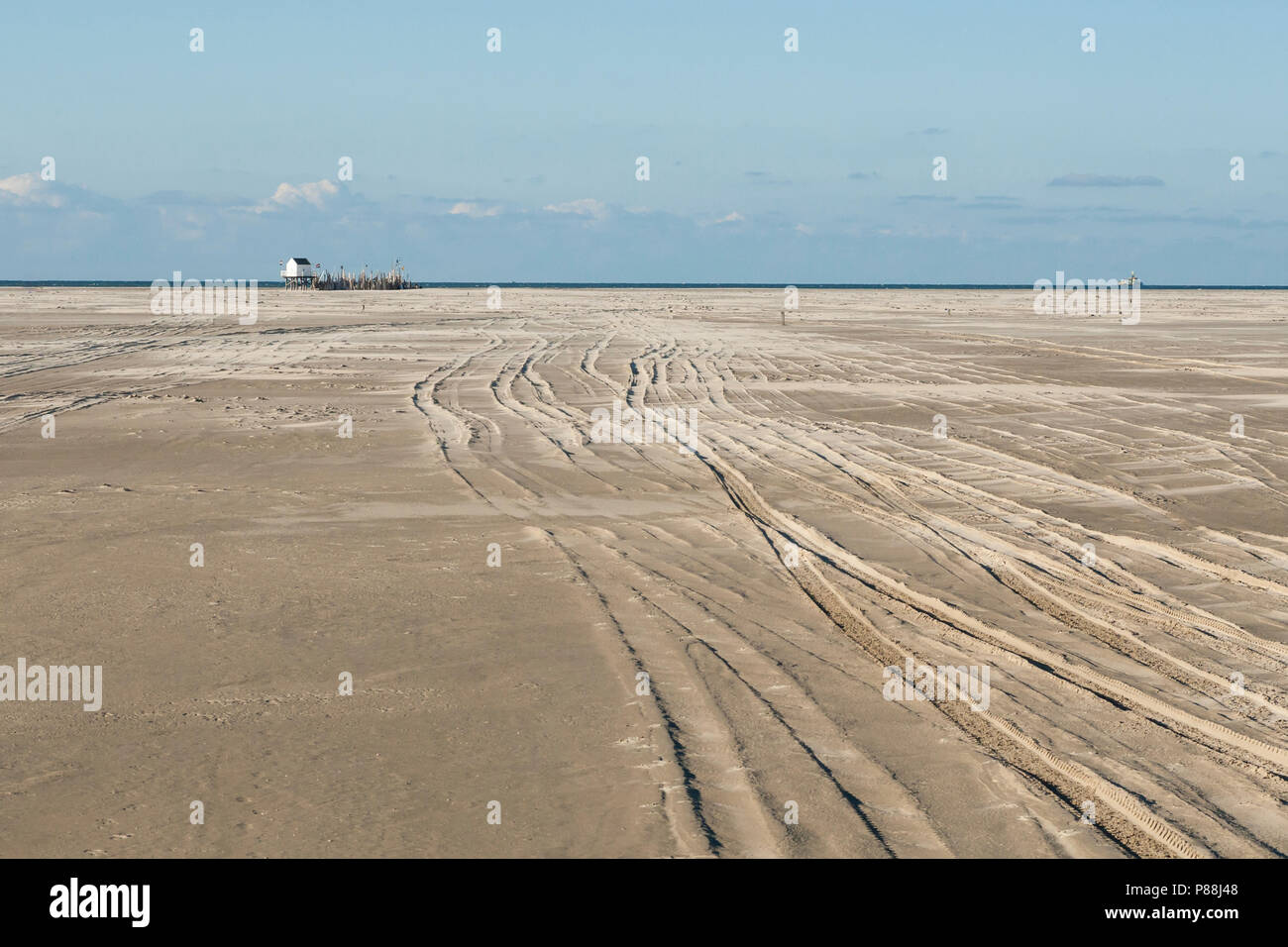 Weids uitzicht over het strand met bandensporen, Extensive view at the beach with tire tracks Stock Photo