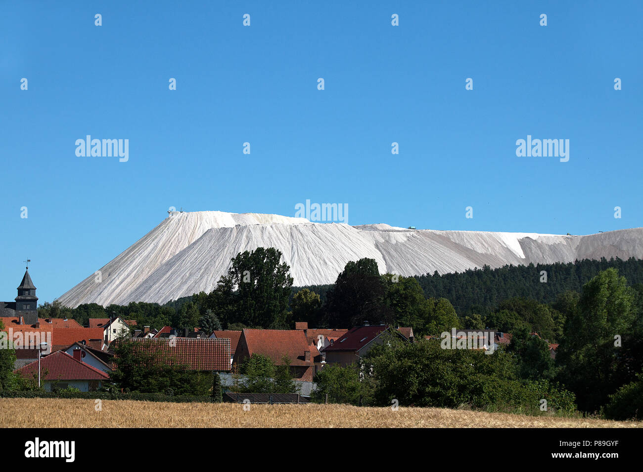 Kleines Dorf mit Kalisalzberg im Hintergrund Stock Photo