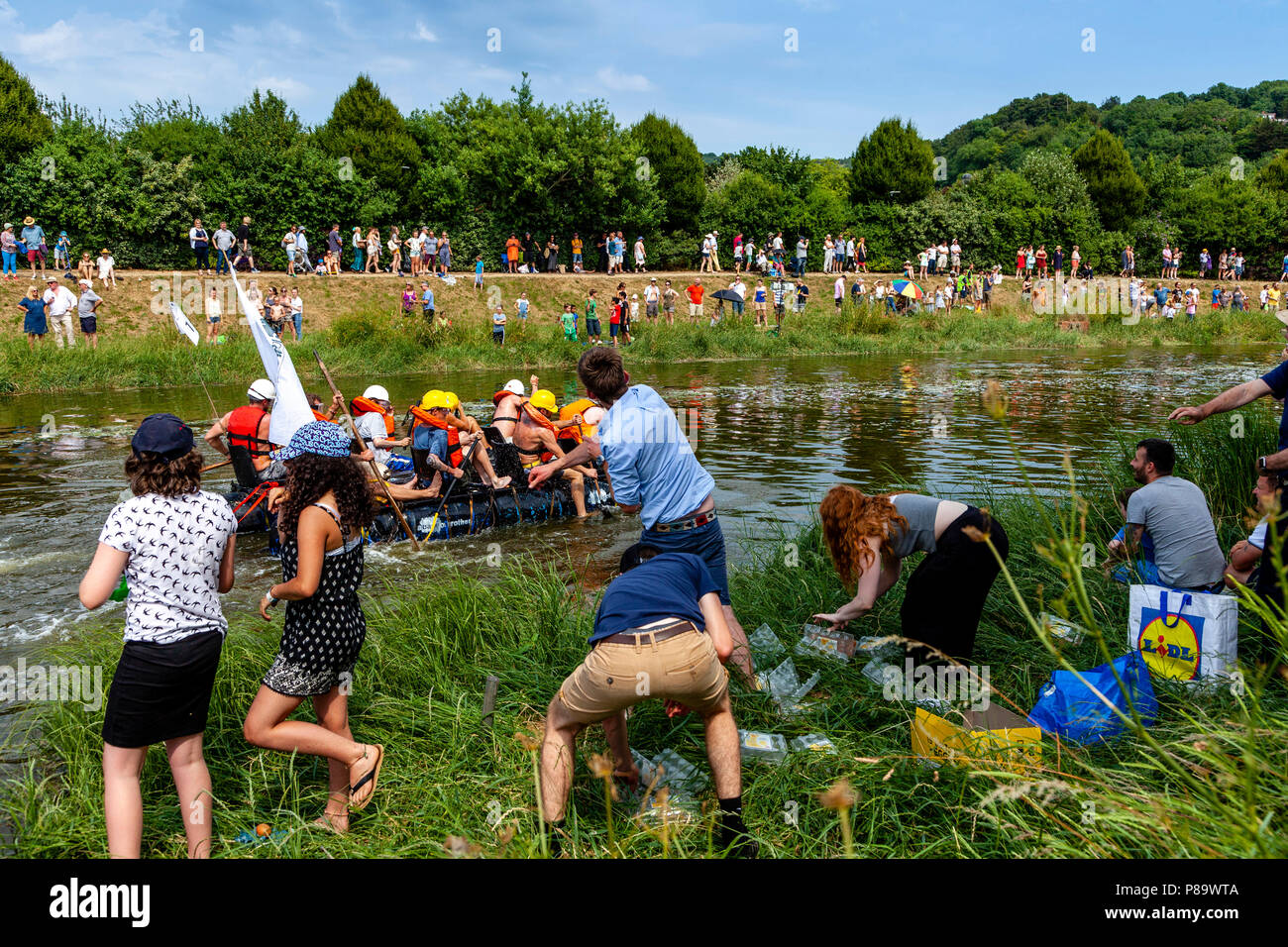 Throwing eggs hires stock photography and images Alamy