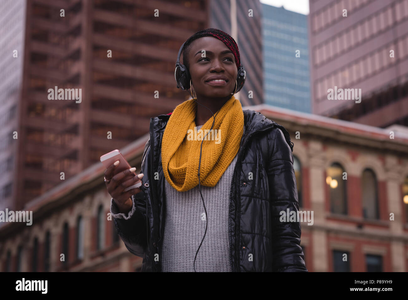 Black woman texting on city hi-res stock photography and images - Alamy