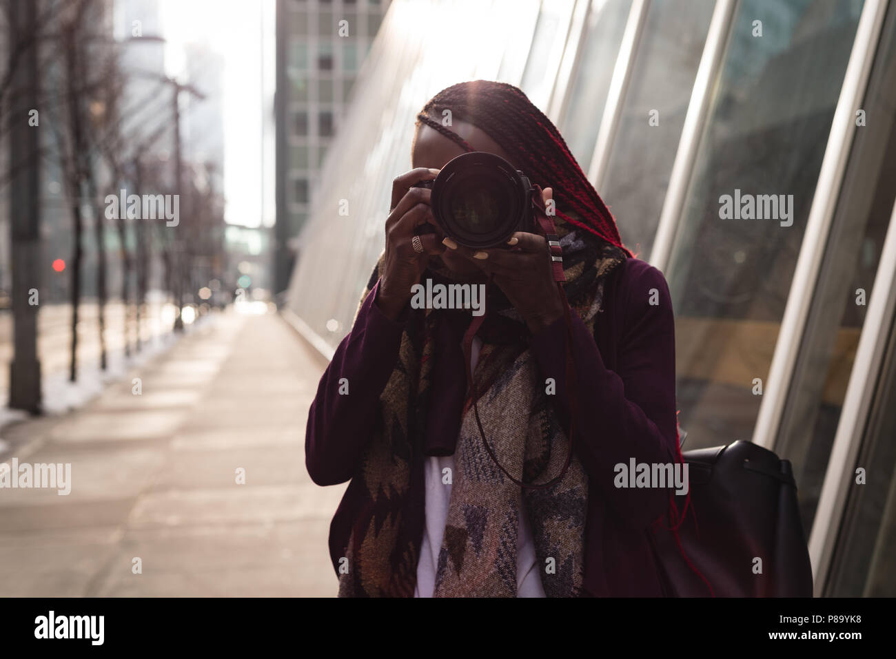 Black woman standing looking camera hi-res stock photography and images ...