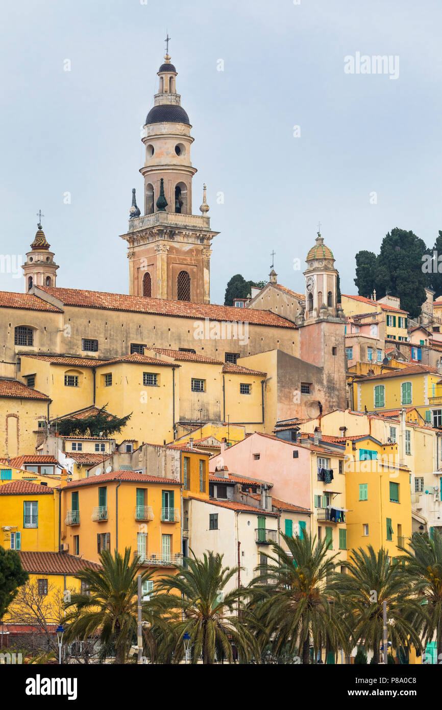 Menton, Provence-Alpes-Côte d'Azur, Alpes-Maritimes, France.  Pastel coloured houses in the old town, typical of towns on the French Riviera. The chur Stock Photo