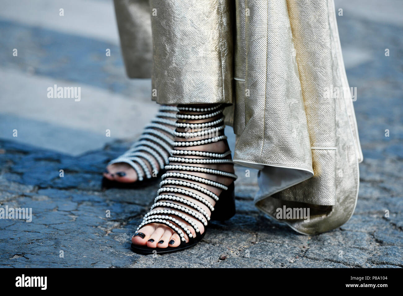 Pearl shows - StreetStyle at CHANEL - Paris Fashion Week Haute Couture 2018/2019  - Paris - France Stock Photo - Alamy