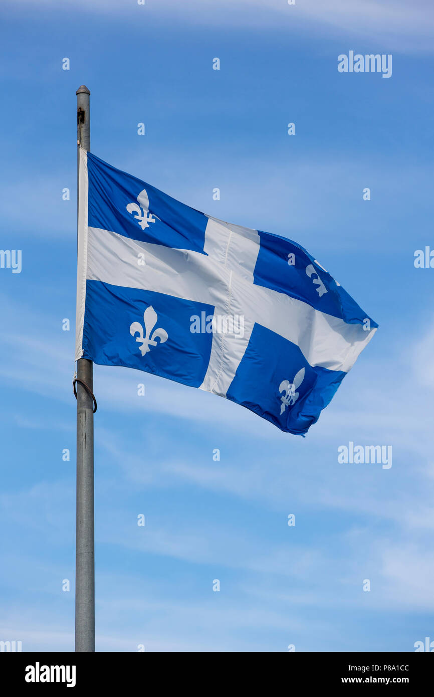 Flag of the Canadian Province of Québec in front of blue sky, Canada Stock Photo