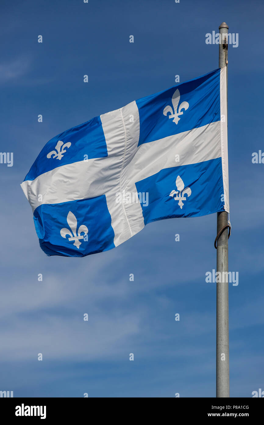 Flag of the Canadian Province of Québec in front of blue sky, Canada Stock Photo