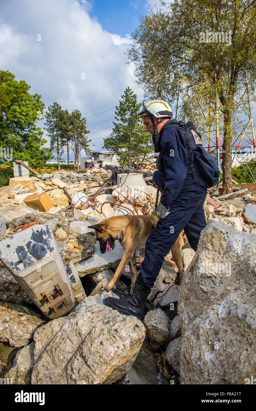 Usar rescue people hi-res stock photography and images - Alamy