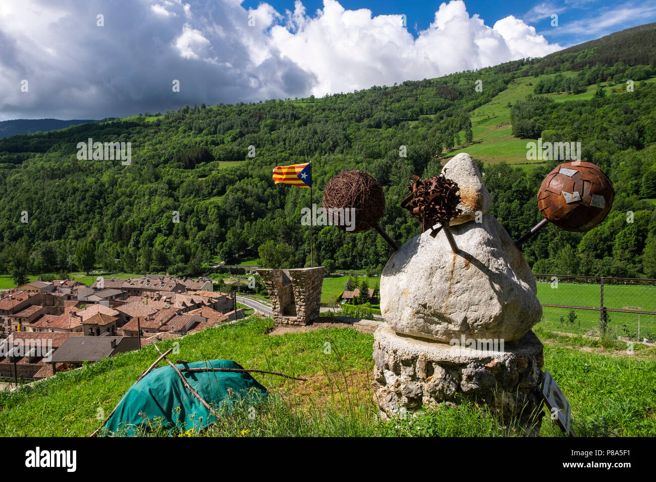 Stone and iron sculpture and the Catalonian independence flag at the Mirador de Drac, Dragons outlook, above the village of Villalonga de Ter in the P Stock Photo