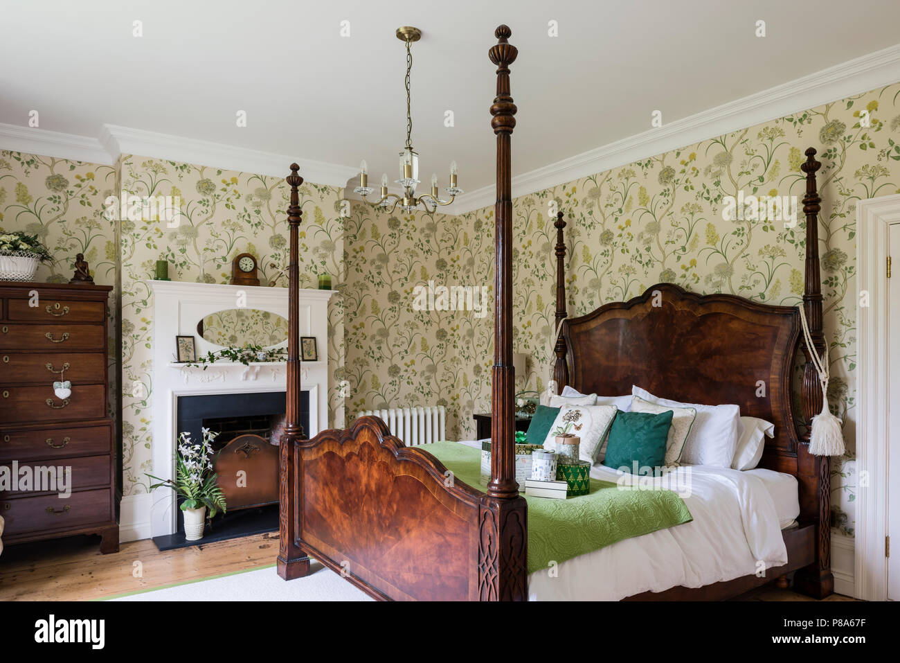Antique four poster bed bedroom hi-res stock photography and images - Alamy