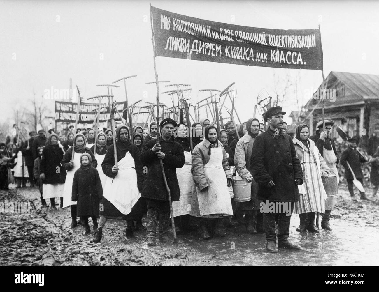 Крестьяне в ссср 20 30 годы. Нарым фото. Лозунги коллективизации. Раскулачивание кулаков плакаты. Раскулачивание плакаты 1930.