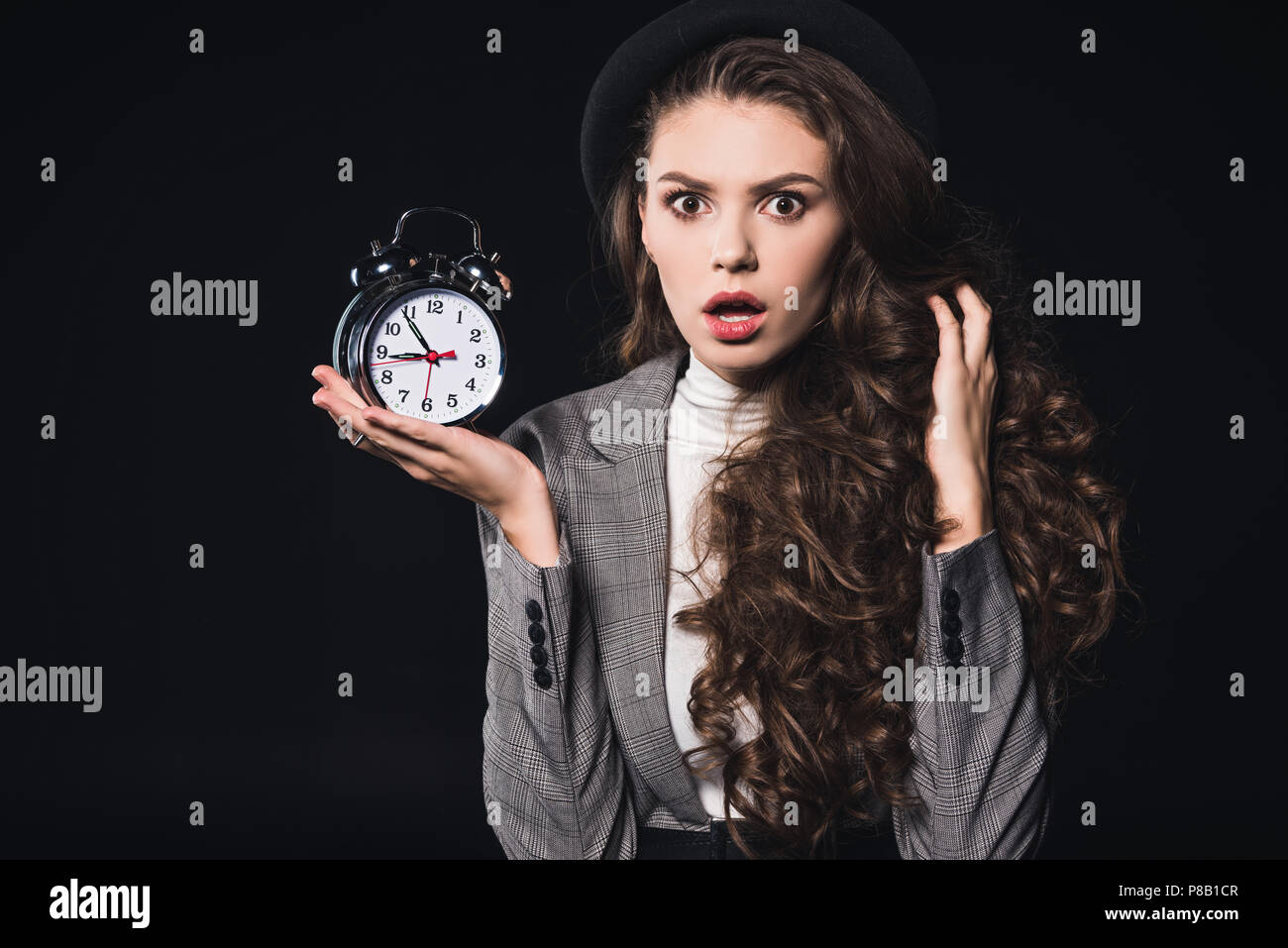 Рука держащая часы. Девушка и часы. Девушка показывает на часы. Девочка держит часы. Девушка комната с часами.