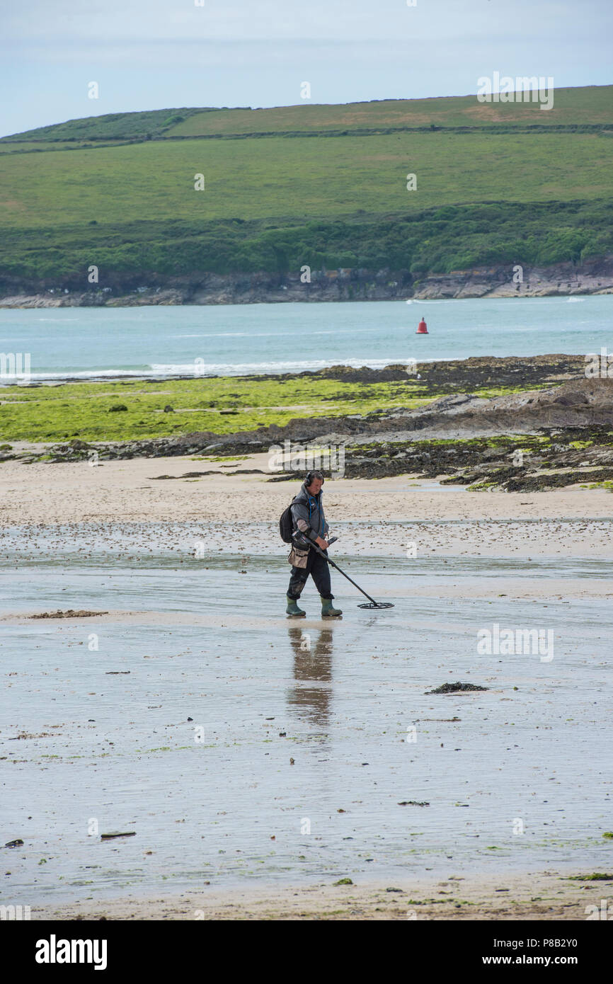 metal detecting on beach Stock Photo Alamy