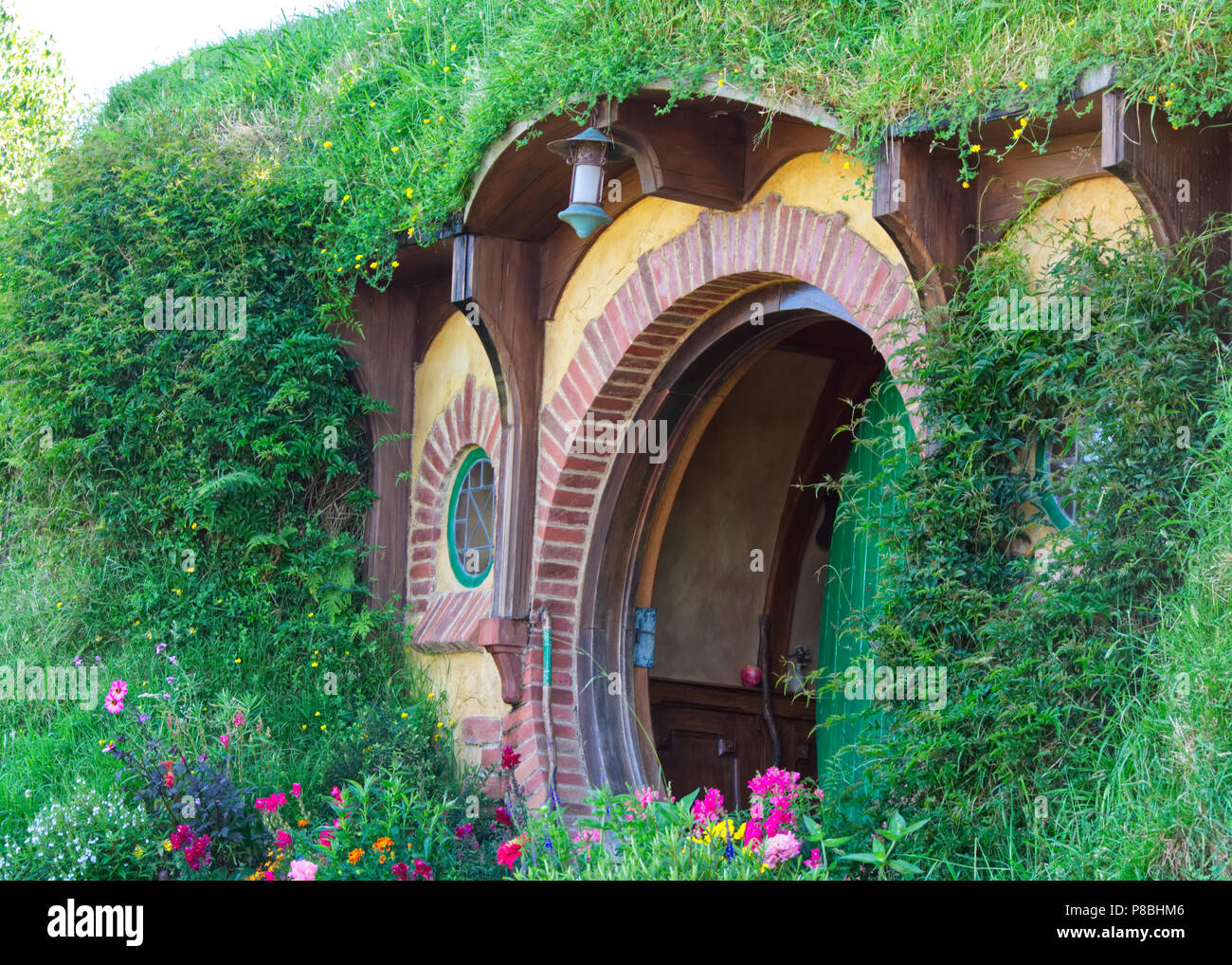 Hobbit hole at the Hobbiton movie set, Matamata Nz Stock Photo