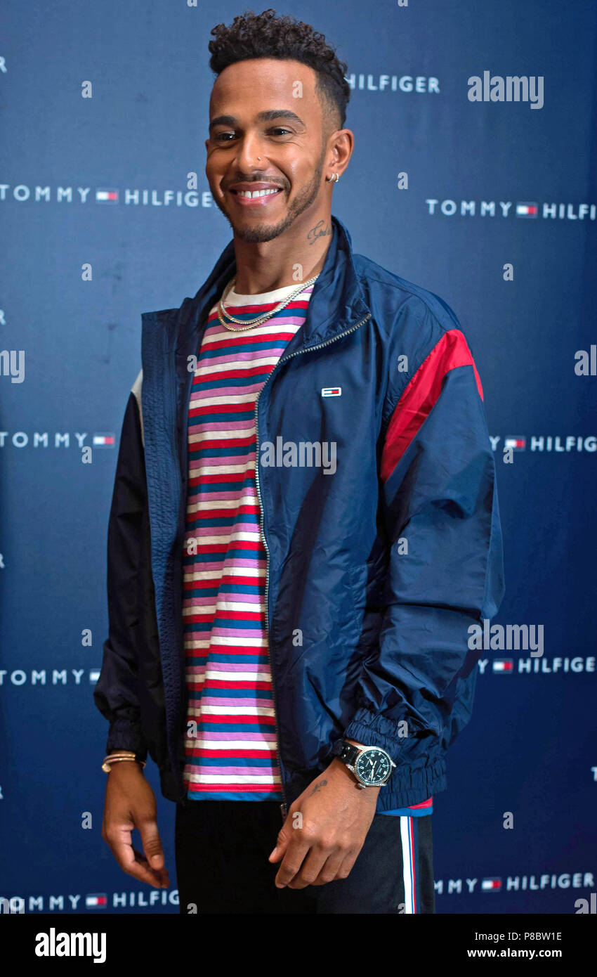 Lewis Hamilton arrives at the Tommy Hilfiger store on Regent Street, London,  for 'An audience with Lewis Hamilton' Stock Photo - Alamy
