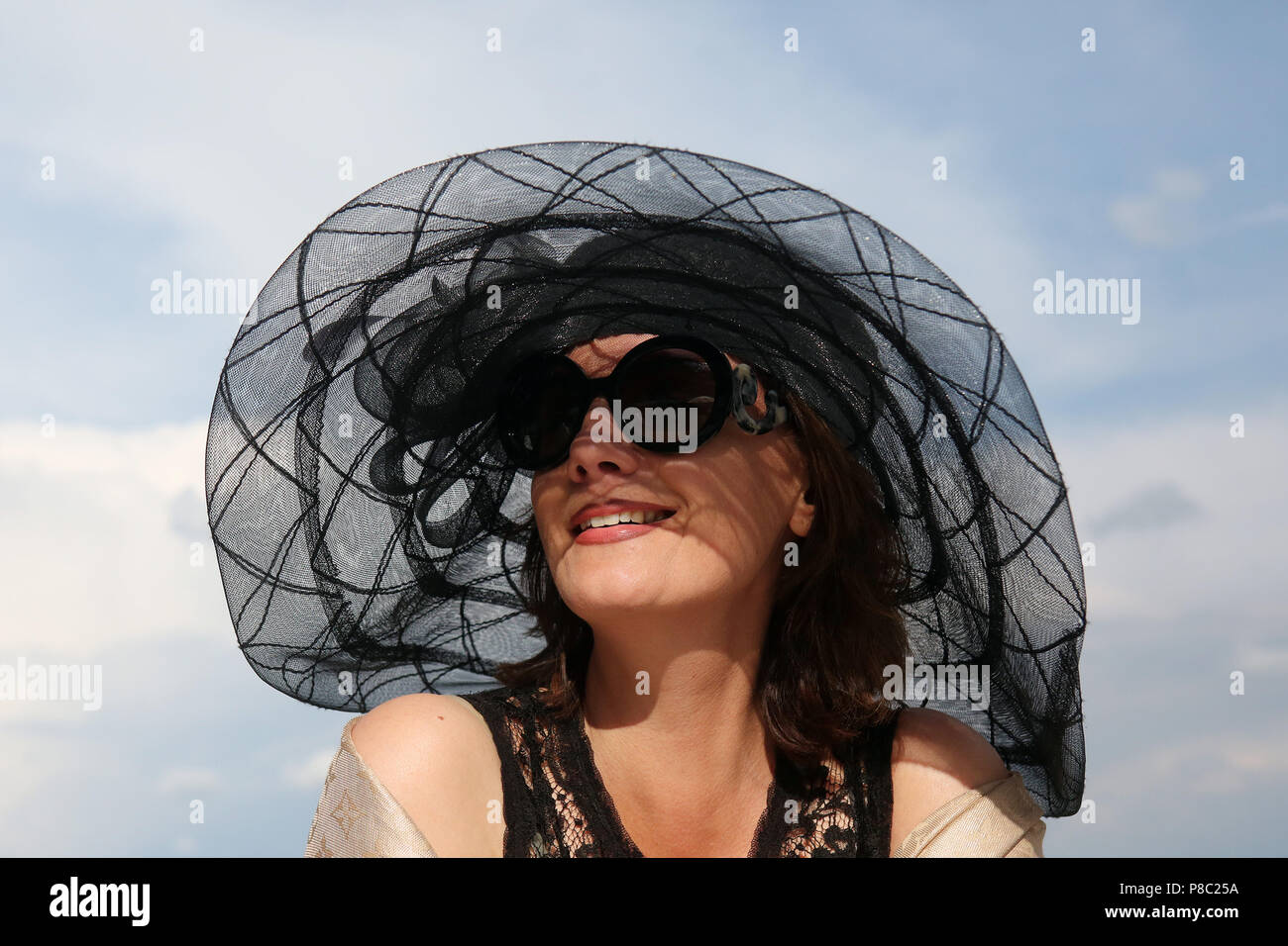 Iffezheim, Fashion, elegantly dressed woman with hat on the racecourse Stock Photo