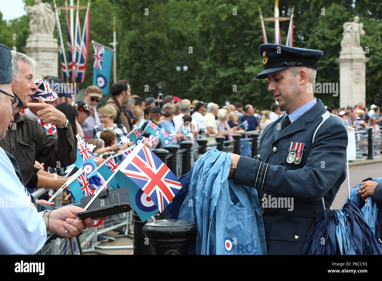 London, UK. 10th July, 2018. RAF100 Parade and Flypast, The Mall & Buckingham Palace, London, UK, 10 July 2018, yal Air Force Centenary parade and flypast of RAF aircraft over London. Credit: Rich Gold/Alamy Live News Stock Photo