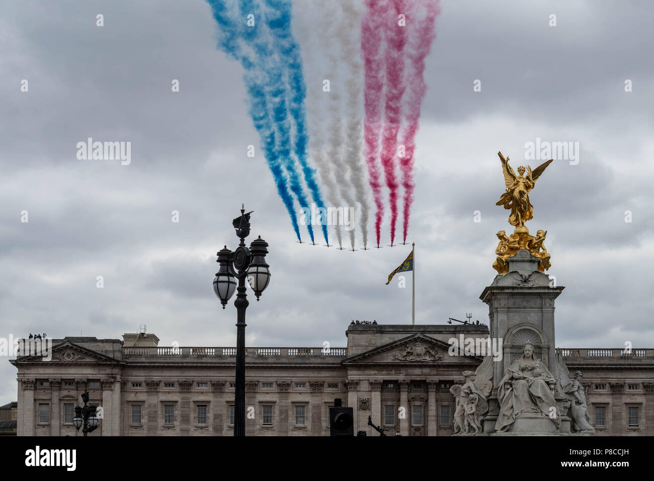 London 10th July 2018 The RAF 100 flypast in the Mall London The Red Arrows, Credit Ian Davidson/Alamy Live News Credit: Ian Davidson/Alamy Live News Stock Photo