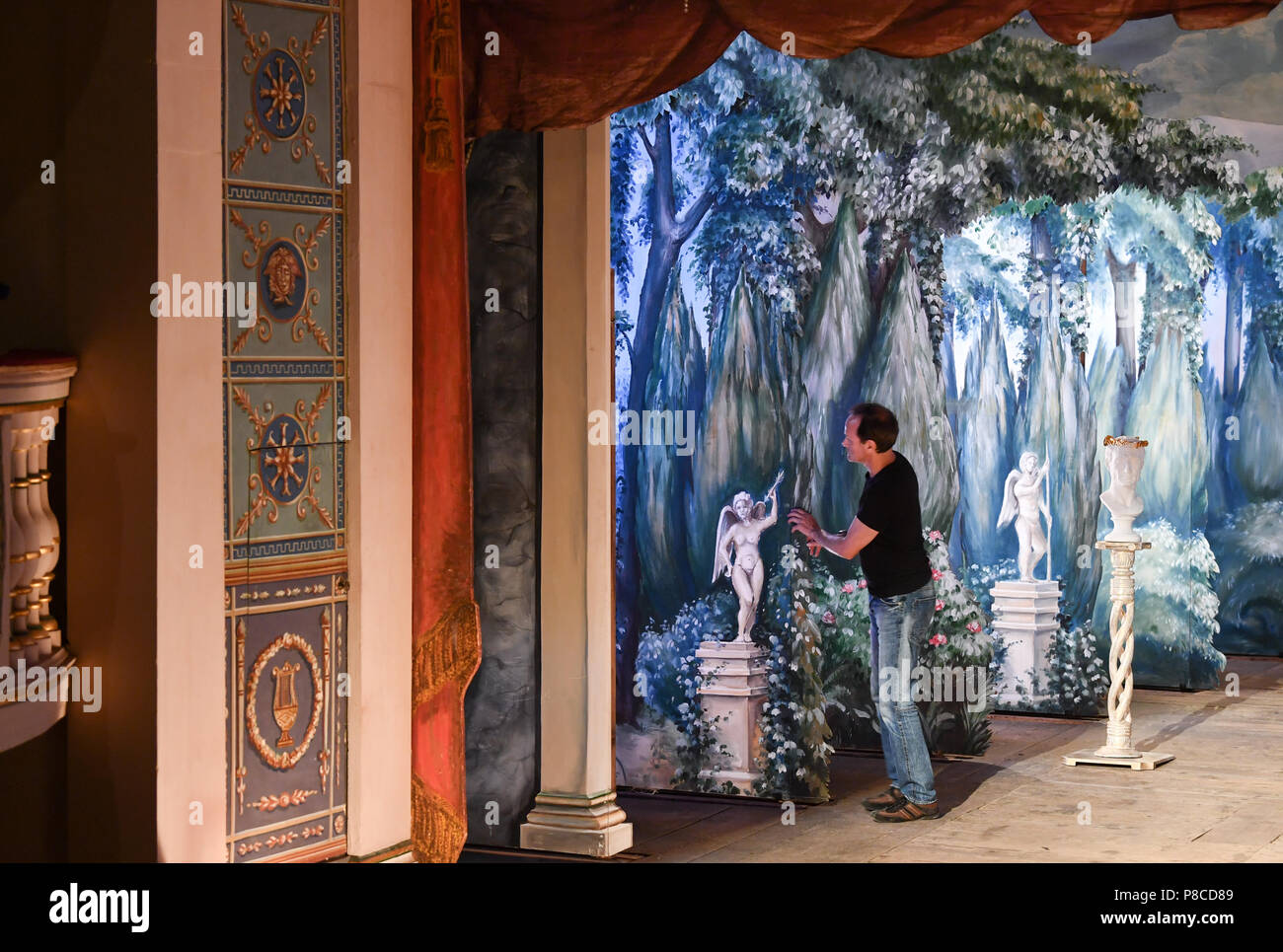 27 June 2018, Germany, Gotha: A stage hand during the preparations 