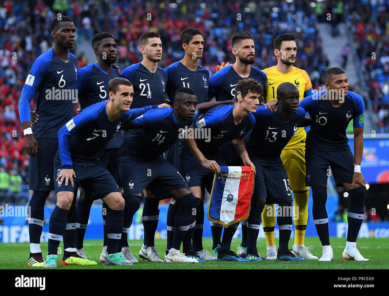 St. Petersburg, Russland. 10th July, 2018. France's players line up for the  team photo, back row from left to right: Paul Pogba, Samuel Umtiti, Lucas  Hernandez, Raphael Varane, Olivier Giroud and goalkeeper