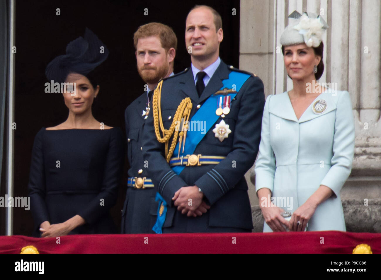 Buckingham palace balcony vector hi-res stock photography and images ...