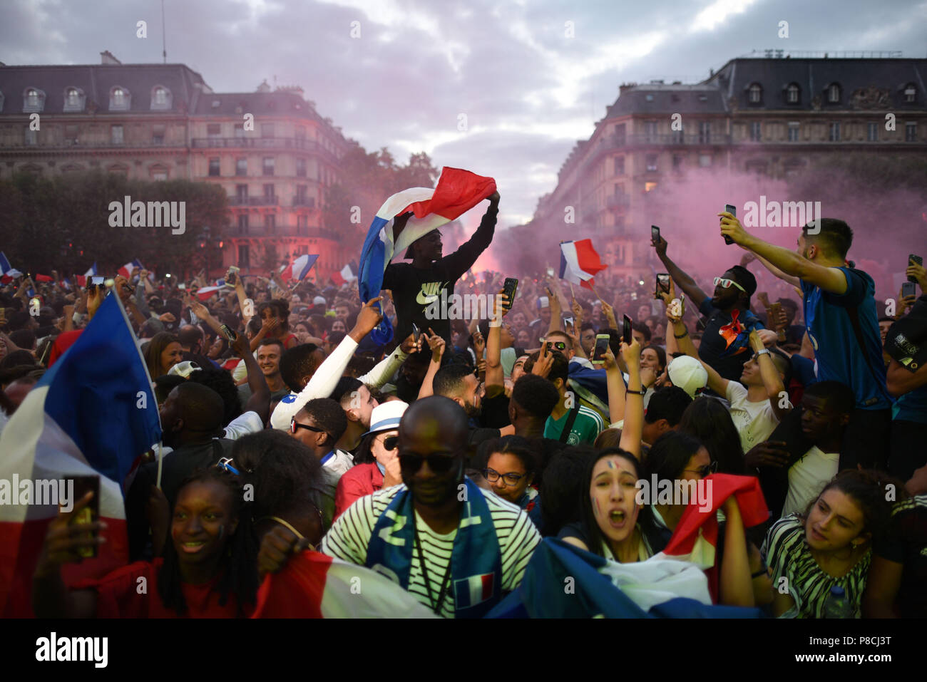 July 10, 2018 - Paris, France: Supporters of the French football team  celebrate after France beat Belgium 1-0 to reach the World Cup final. Des  supporters de l'equipe de France de football