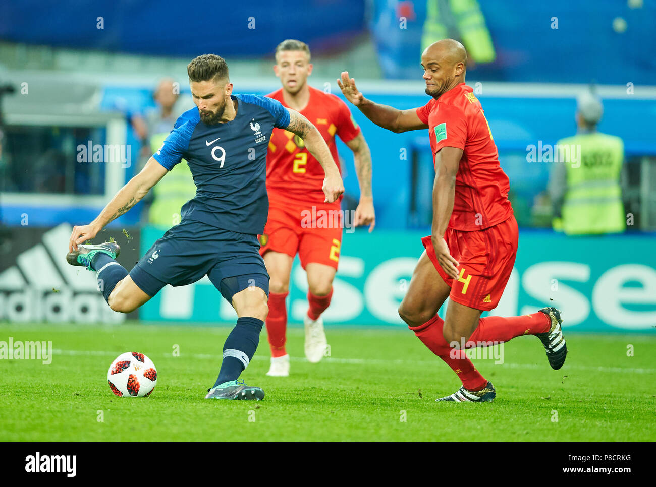 Belgium - France, Soccer, Saint Petersburg, July 10, 2018 Olivier GIROUD, FRA 9  compete for the ball, tackling, duel, header against Vincent KOMPANY, Belgium Nr.4  BELGIUM  - FRANCE  0-1 FIFA WORLD CUP 2018 RUSSIA, Semifinal, Season 2018/2019,  July 10, 2018 in Saint Petersburg, Russia. © Peter Schatz / Alamy Live News Stock Photo