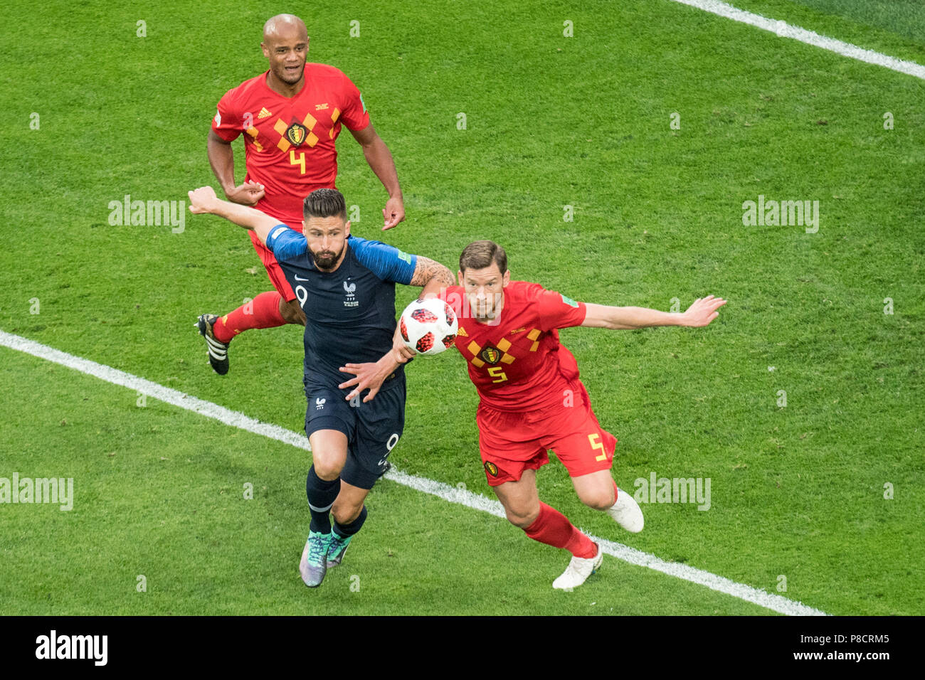 Olivier GIROUD (mi., FRA) versus Jan VERTONGHEN (right, BEL) and Vincent KOMPANY (BEL), action, fight for the ball, France (FRA) - Belgium (BEL) 1: 0, semi-finals, match 61, on 10.07.2018 in St.Petersburg; Football World Cup 2018 in Russia from 14.06. - 15.07.2018. © | usage worldwide Stock Photo