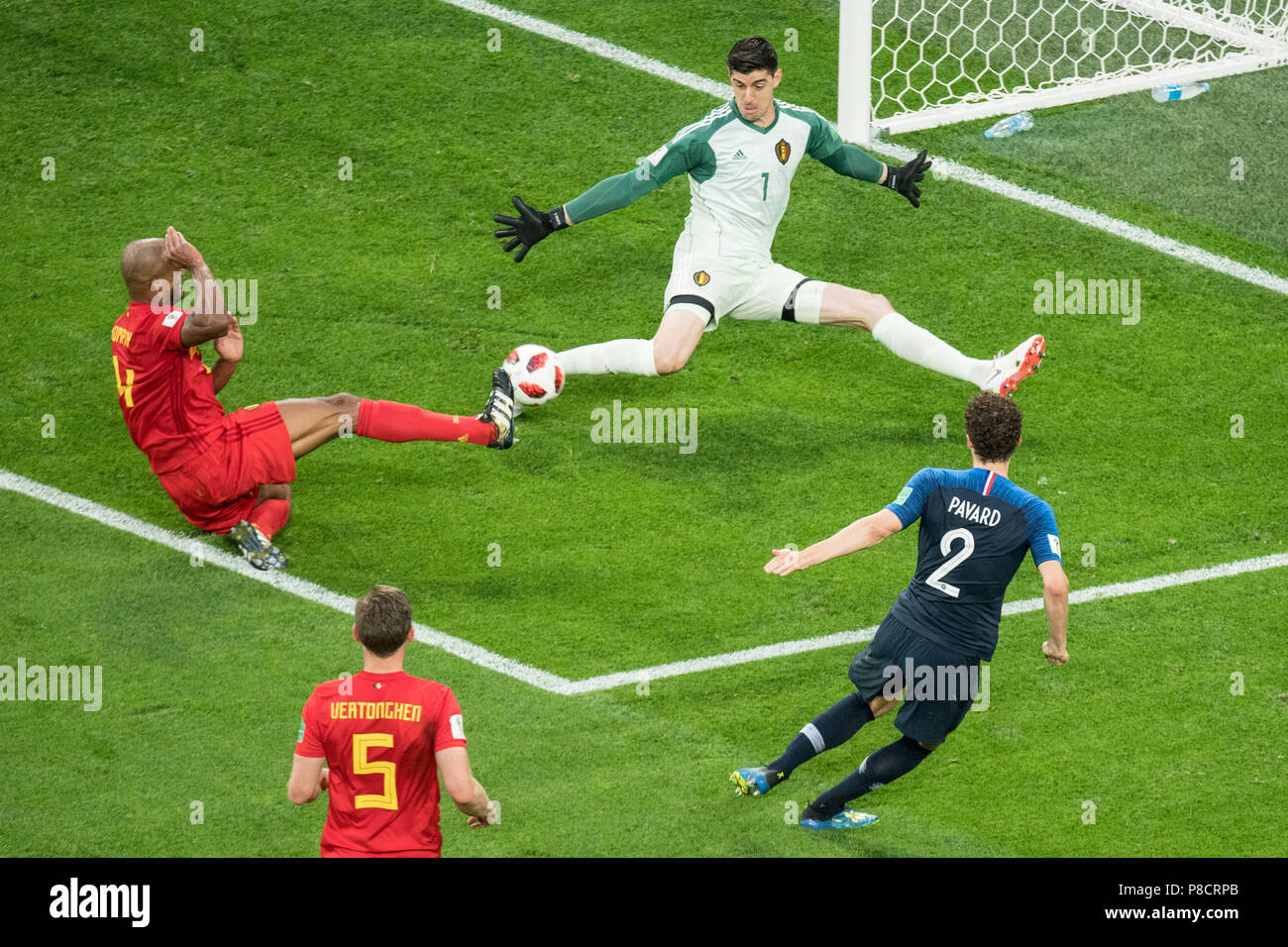 St. Petersburg, Russland. 11th July, 2018. Benjamin PAVARD (mi., FRA) versus goalkeeper Thibaut COURTOIS (right, BEL) and Vincent KOMPANY (BEL), action, fight for the ball, shot, goal-shot, France (FRA) - Belgium (BEL) 1: 0, semi-final, Game 61, on 10.07.2018 in St.Petersburg; Football World Cup 2018 in Russia from 14.06. - 15.07.2018. © | usage worldwide Credit: dpa/Alamy Live News Stock Photo