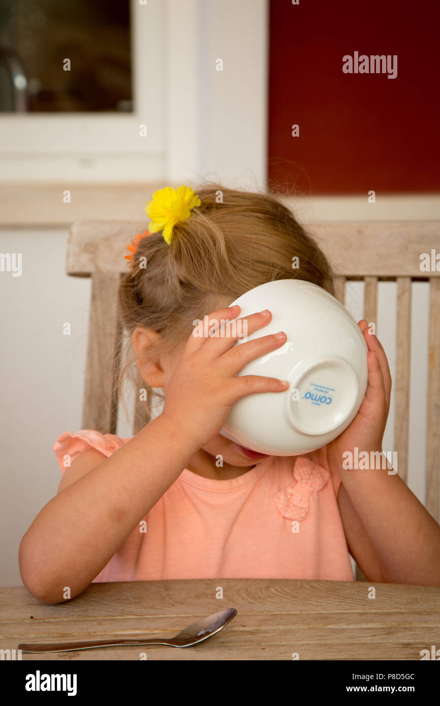 Girl pouring bowl cereal hires stock photography and images Alamy