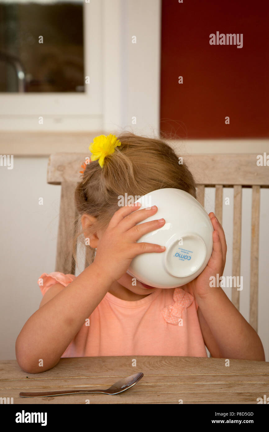 Girl pouring bowl cereal hires stock photography and images Alamy