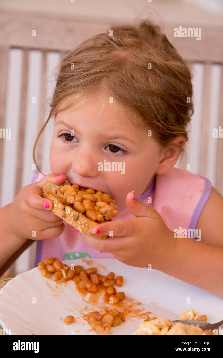 Girl eating baked beans hires stock photography and images Alamy