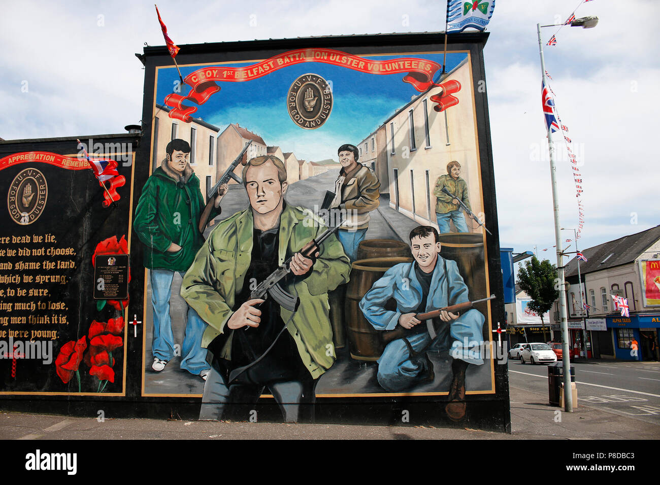 ein Wandbild in einem protestantischen Viertel von Belfast an der Shankill Road, das eine idealisierte Darstellung von Kaempfern der UVF (Ulster Volun Stock Photo