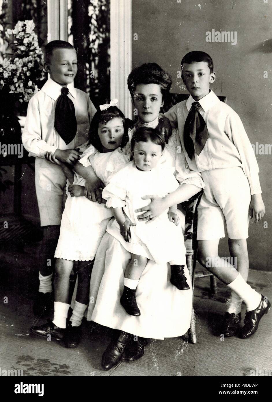 Elena Ivanovna Nabokova with children Sergei, Olga, Elena and Vladimir. Museum: PRIVATE COLLECTION. Stock Photo