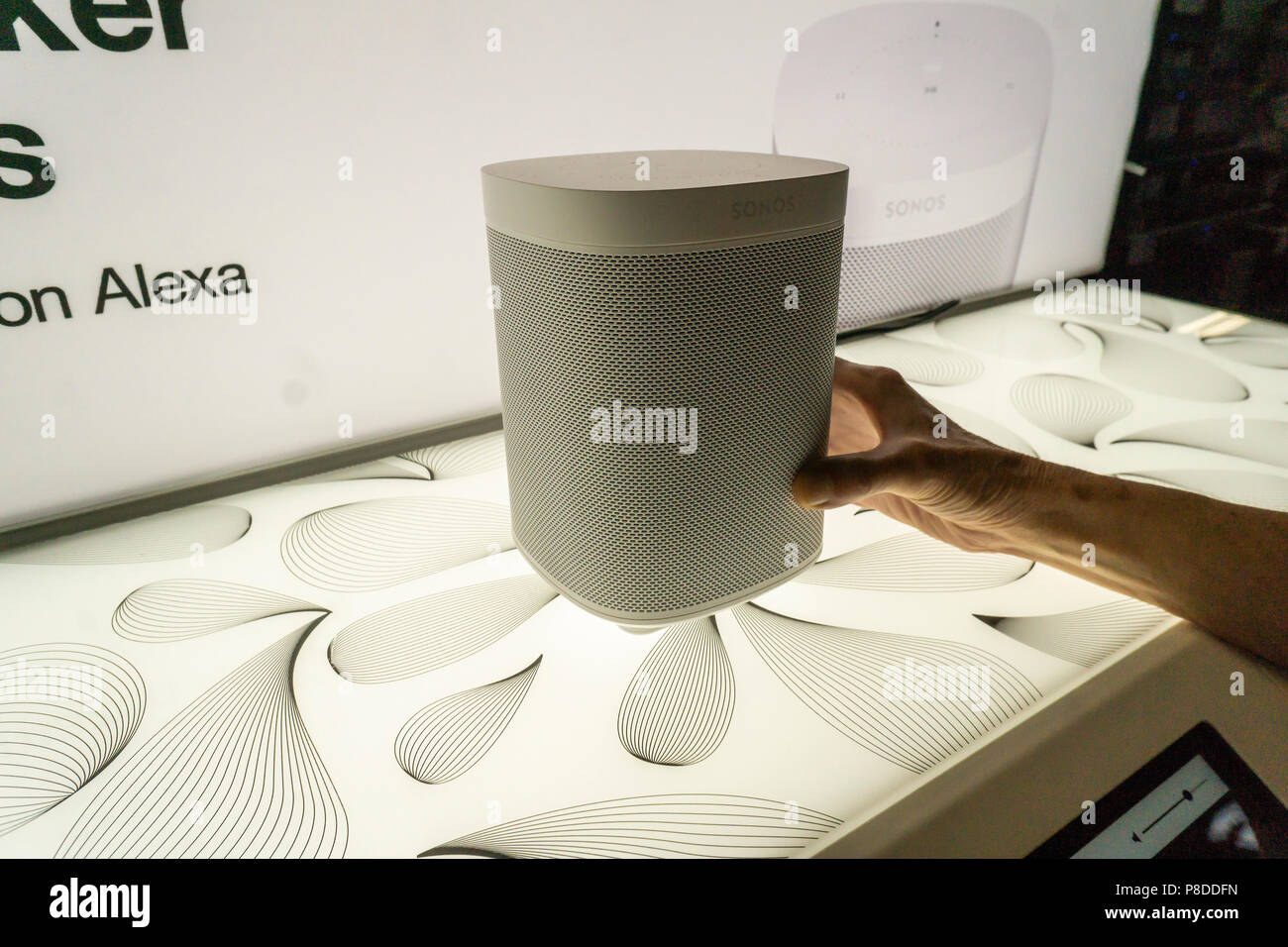 Sonos speakers hi-res stock photography and images - Alamy