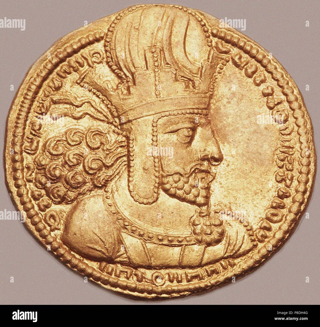 Gold Dinar with Bust of Shapur I the Great. Museum: PRIVATE COLLECTION. Stock Photo