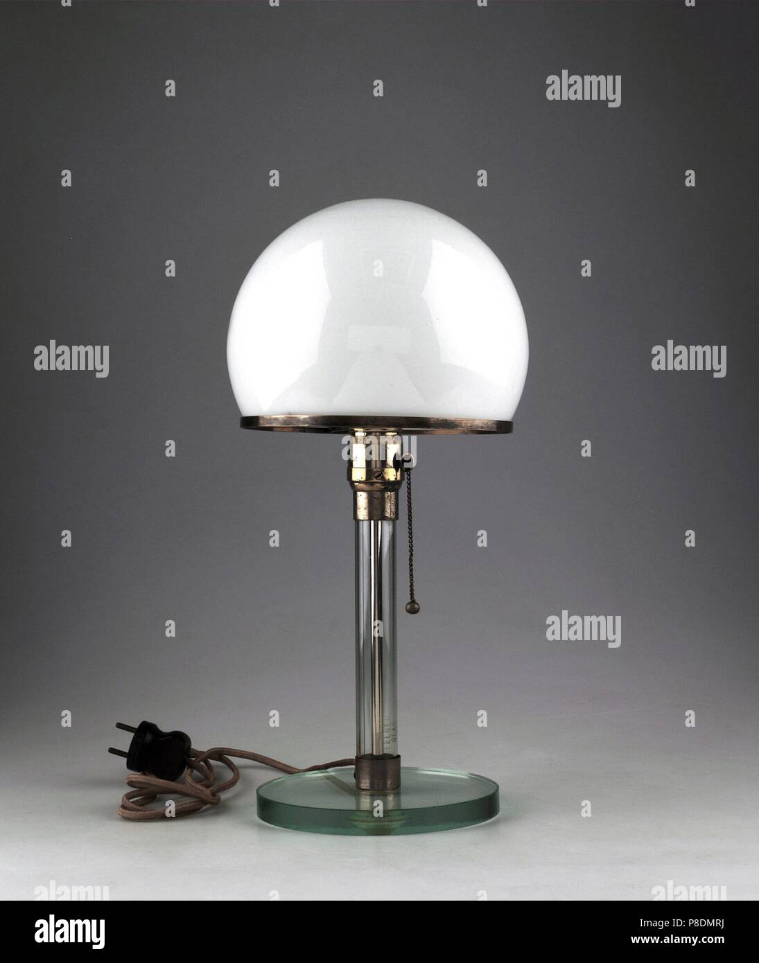 Vermomd leugenaar onwettig Table lamp ME 1 /MT 9. Museum: Bauhaus-Museum Weimar Stock Photo - Alamy
