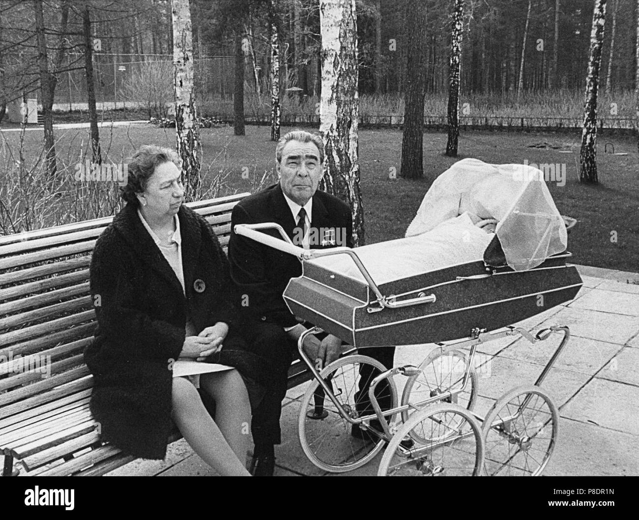 Viktoria Brezhneva and Leonid Brezhnev at the summer house in Zarechye. Museum: PRIVATE COLLECTION. Stock Photo