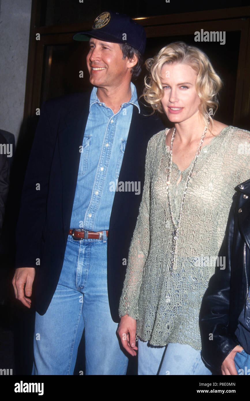 WESTWOOD, CA - FEBRUARY 25: (L-R) Actor Chevy Chase and actress Daryl Hannah attend 'Memoirs of an Invisible Man' Premiere on February 25, 1992 at Mann's National Theater in Westwood, California. Photo by Barry King/Alamy Stock Photo Stock Photo
