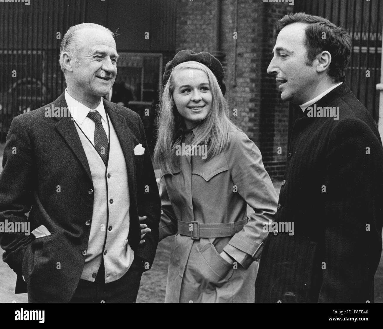 Hoffman (1970) Sinead Cusack with father Cyril Cusack and Film Director Alvin Rakoff,     Date: 1970 Stock Photo
