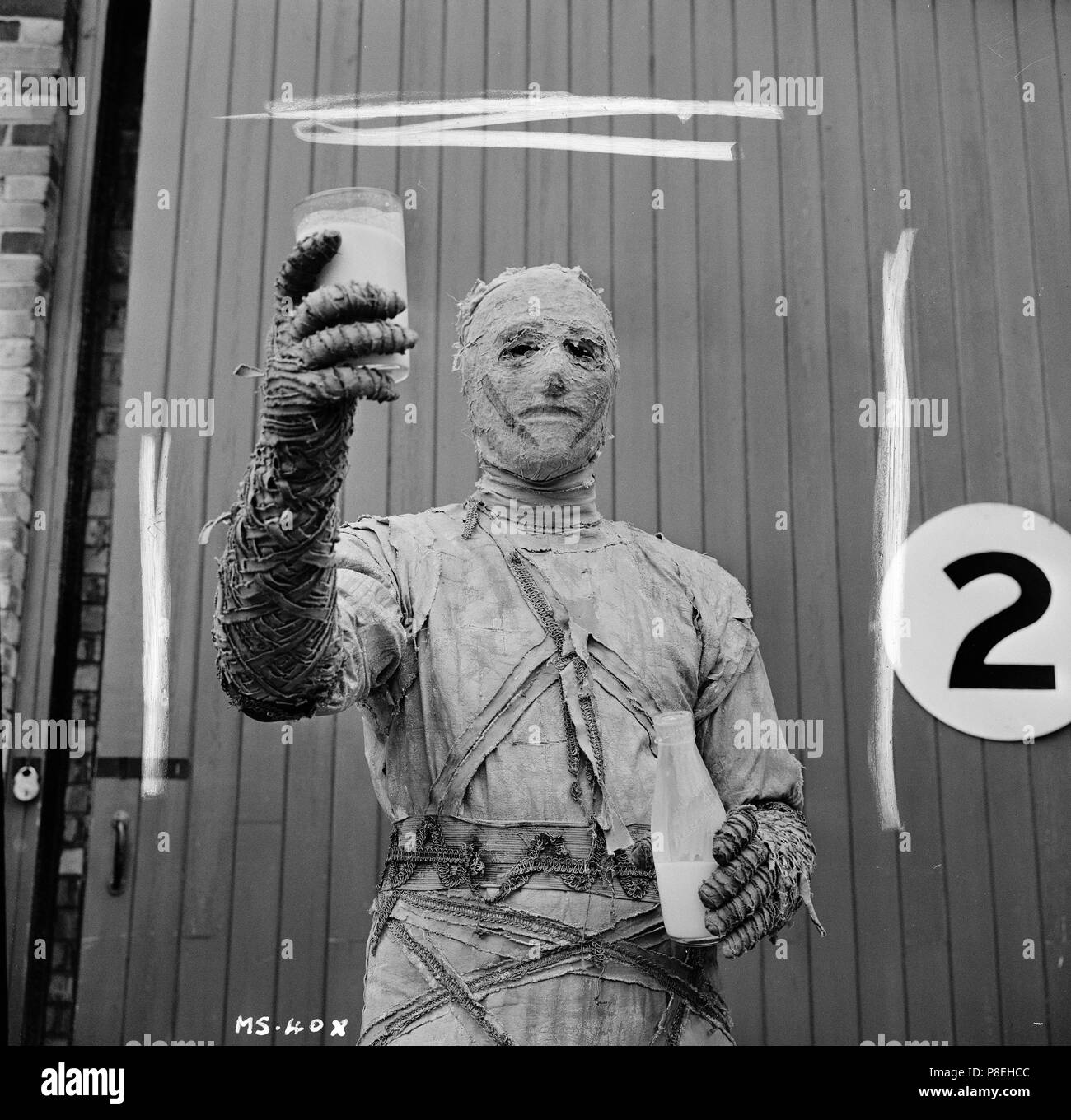 The Mummy's Shroud (1967) Eddie Powell as The Mummy drinking milk     Date: 1967 Stock Photo